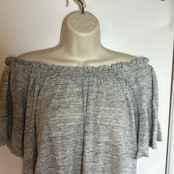 Grey gap off the shoulder top - Picture 2 of 5